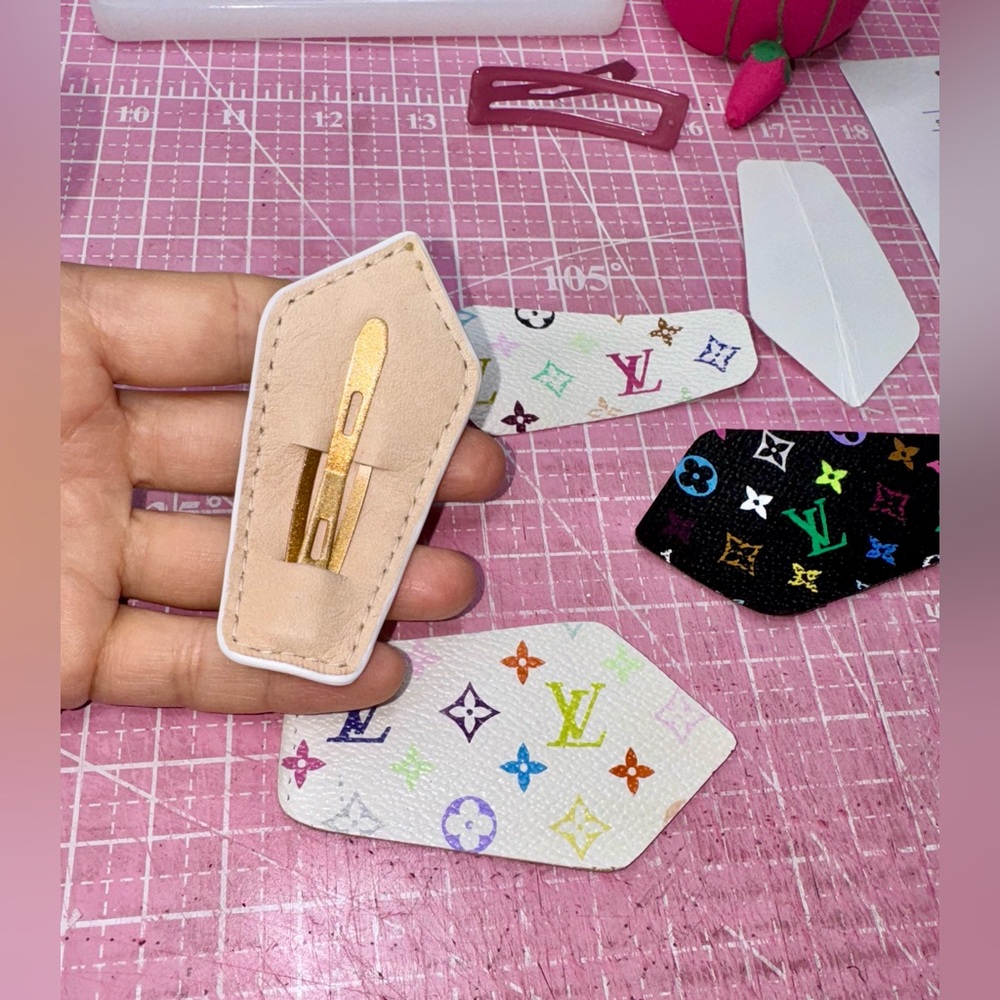 💗 White or Black Multicolor Murakami snap Hair clip One piece ‼️ - Picture 14 of 16
